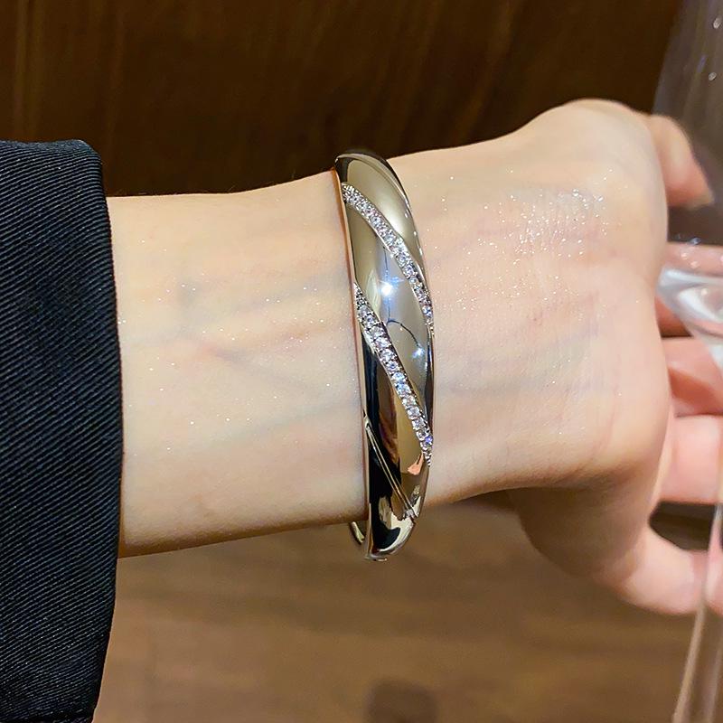 18K Gold Plated Zircon Twill Bangle: Exquisite, Versatile Luxury Bracelet for Women