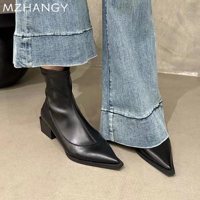 Moda Feminina Botas de Cano Baixo de Couro com Bico Fino Sapatos de Salto Médio Mulher 2025 Tendência Elegante Moda de Inverno Aconchegante Novas Botas Chelsea Mujer Botas