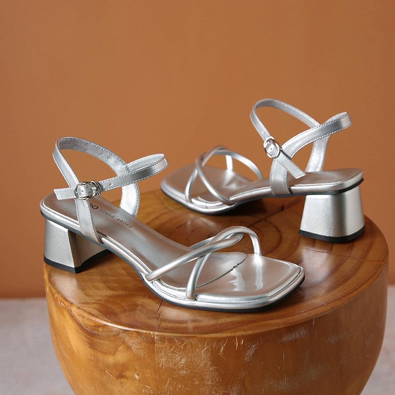 Hochhackige Sandalen Frühling und Sommer 2025 neu silberne Mode Perlenriemen Feenwind Wort mit dickabsatzigen Sandalen Frau