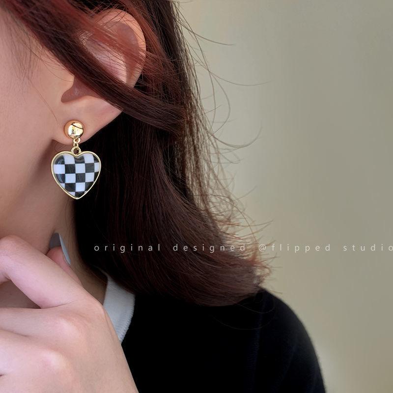 S911 Silver Needle Love Chessboard Plaid Earrings New Fashion Simple Personality Earrings Korean Temperament Internet celebrity earrings