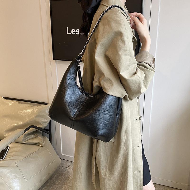 Ielgy Ladies Chain Underarm Work Commuter Bag Large Capacity Retro One-Shoulder Ladies Dumpling Bag