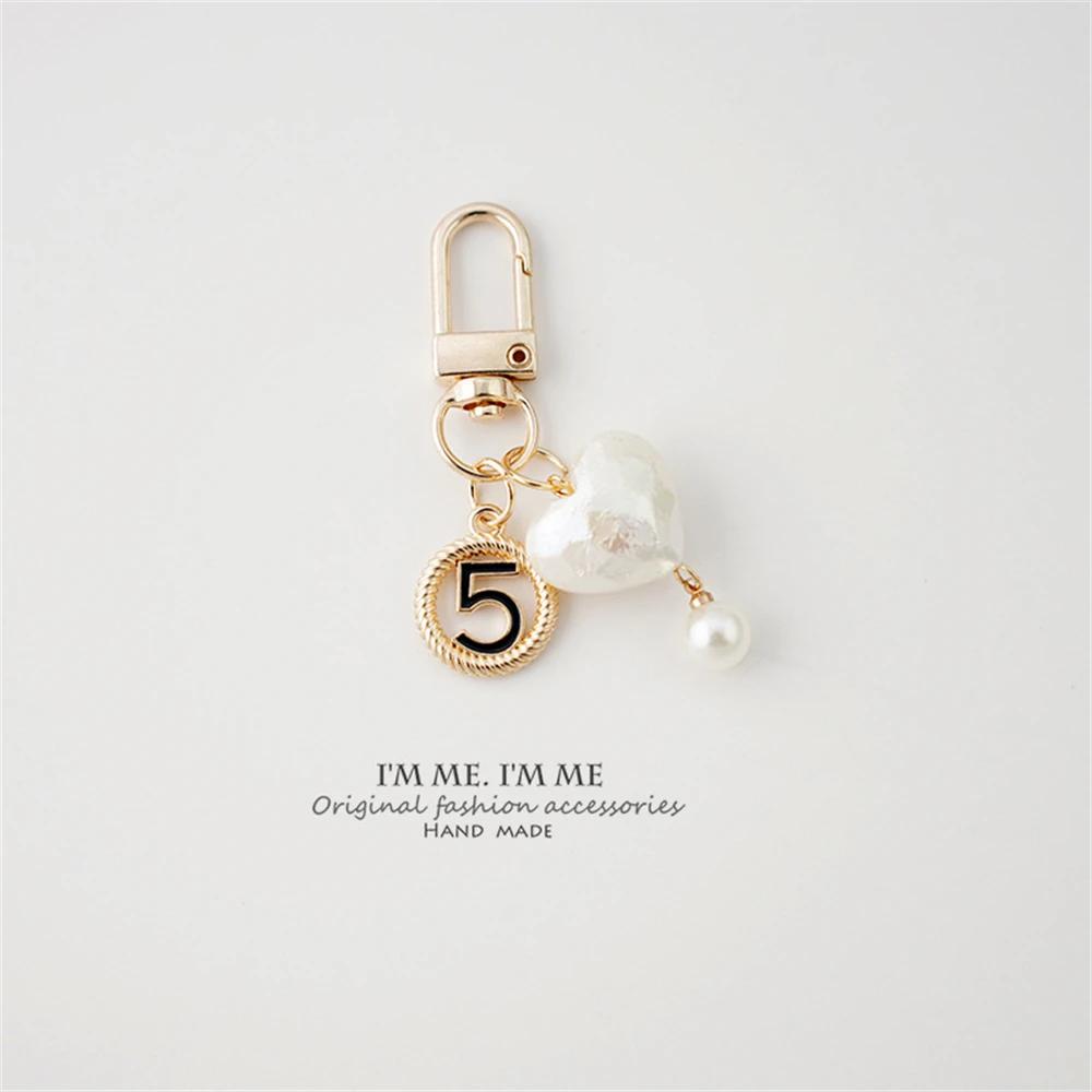 Fashion Artificial Pearl Rose Keychains Metal Hangtag Pendant for Women Earphone Purse Bag Key Holder Accessories Jewelry Gift