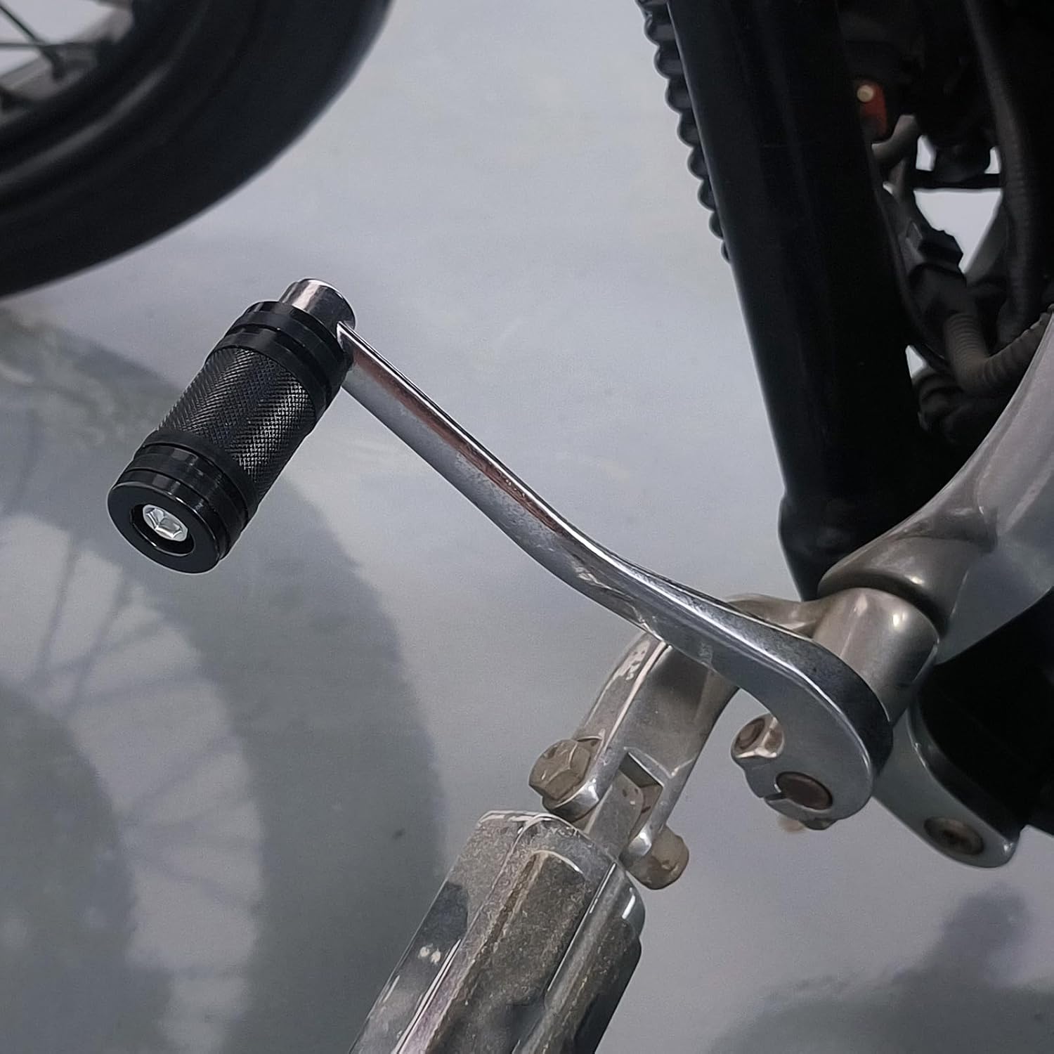 

HDBUBALUS Shifter Peg Motorcycle Shift Lever Black CNC Billet Foot Pegs Compatible with Harley Dyna Sportster Softail Street Road Glide Touring