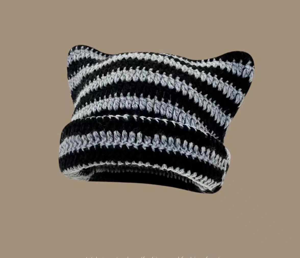 

Милая женская шерстяная шапка с кошачьими ушками в японском стиле — теплая и универсальная для осени/зимы, в полоску, в стиле парного свитера. One Size