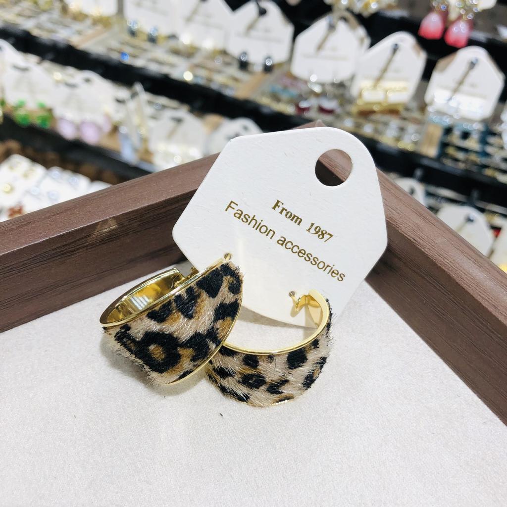 Autumn and Winter New Retro Style Leopard Print Geometric Exaggerated Ear Buckle Simple and Atmospheric High-end Feeling Unique