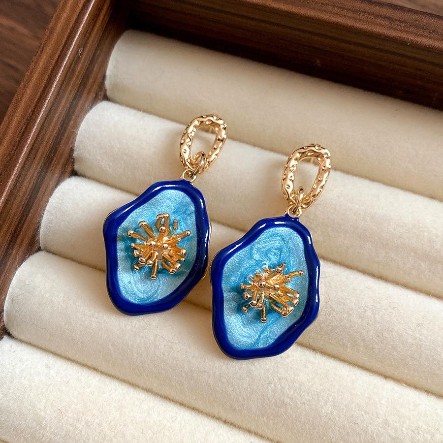 

Medieval vintage silver needle oval pendant earrings retro court style stud earrings light luxury high-end earrings women