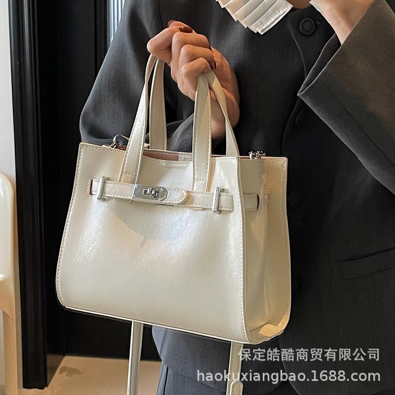 Niche bag women's 2025 new spring and summer versatile shoulder messenger bag popular this year portable leisure bag