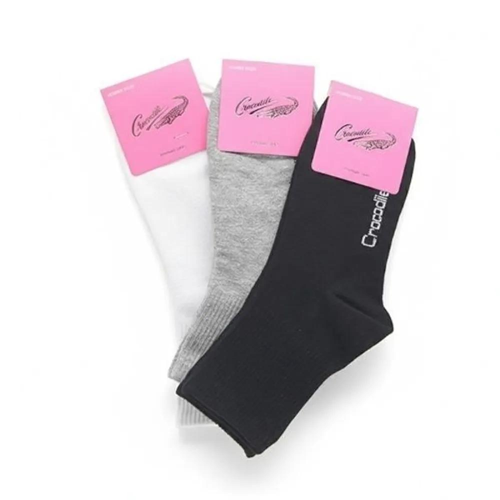 3 Pairs of Crocodile Women s Plain Mid-Length Socks (Random Color)