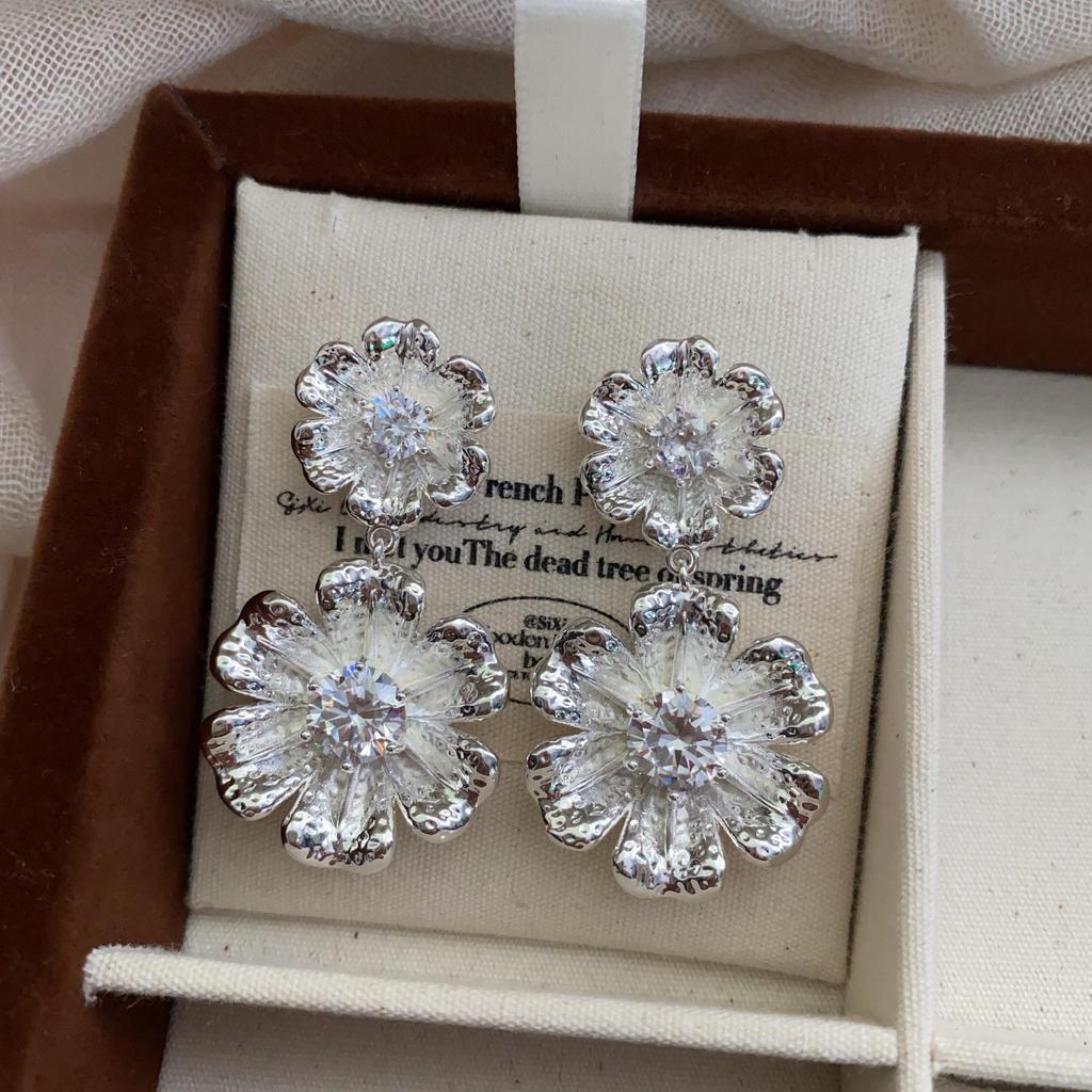 Star Pair Flower Table With Diamonds, Flower Romantic Stud Earrings, Retro Niche Versatile Earrings, Personalized Temperament Earrings.