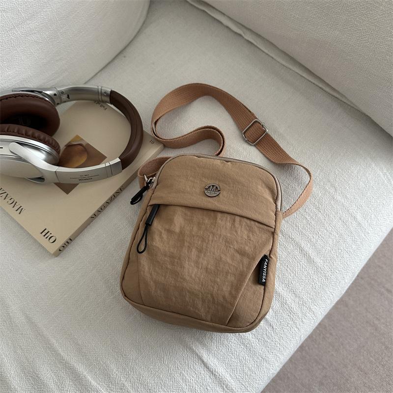 

New commuter women s shoulder bag crossbody mobile phone bag women s simple, light and casual versatile vertical small square bag casual хаки