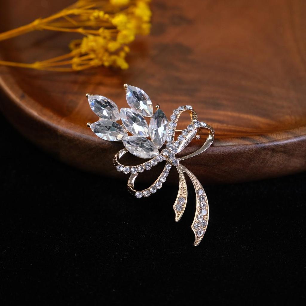 Elegante Europäische & Amerikanische Strassblumen Brosche, Anti-Exposition Pin, Damen Mode Kristall Kleidung Accessoire