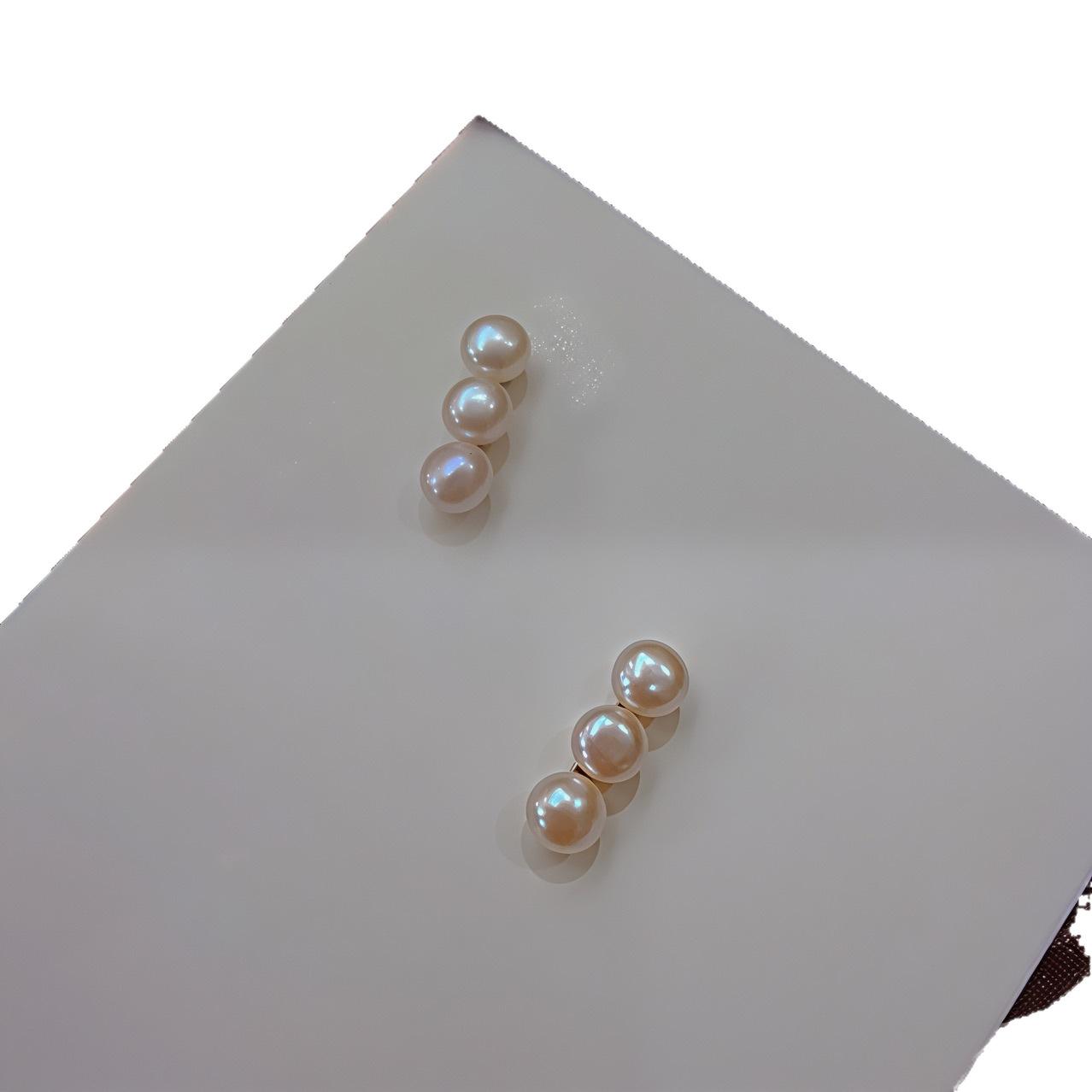 The whole body is 925 silver-plated platinum stud earrings, natural freshwater pearls in one row, rock sugar gourd simple mini earrings. One size