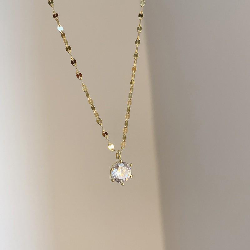 Elegant Single Diamond Necklace for Women - Simple, Fashionable, Versatile Clavicle Chain with Ins Style Trendy Design.
