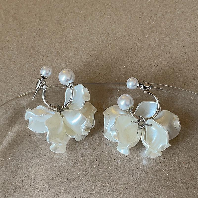 Pearl Shell Flower Tassel Earrings: Unique, Fashionable, Reversible Design.