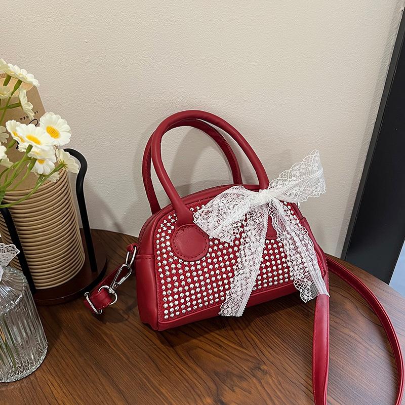 

Diamond-encrusted small square bag women s 2025 autumn new fashionable simple messenger bag shiny portable saddle bag красный