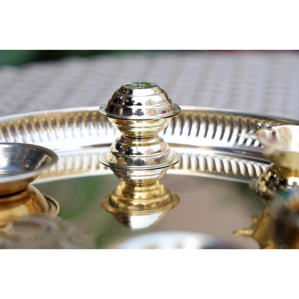 9palcový mosazný Navratri Pooja Thali s připevněnou diyou, 2 miskami, stojánkem na agarbatti a zlatě povrchově upravenou miskou na kumkum