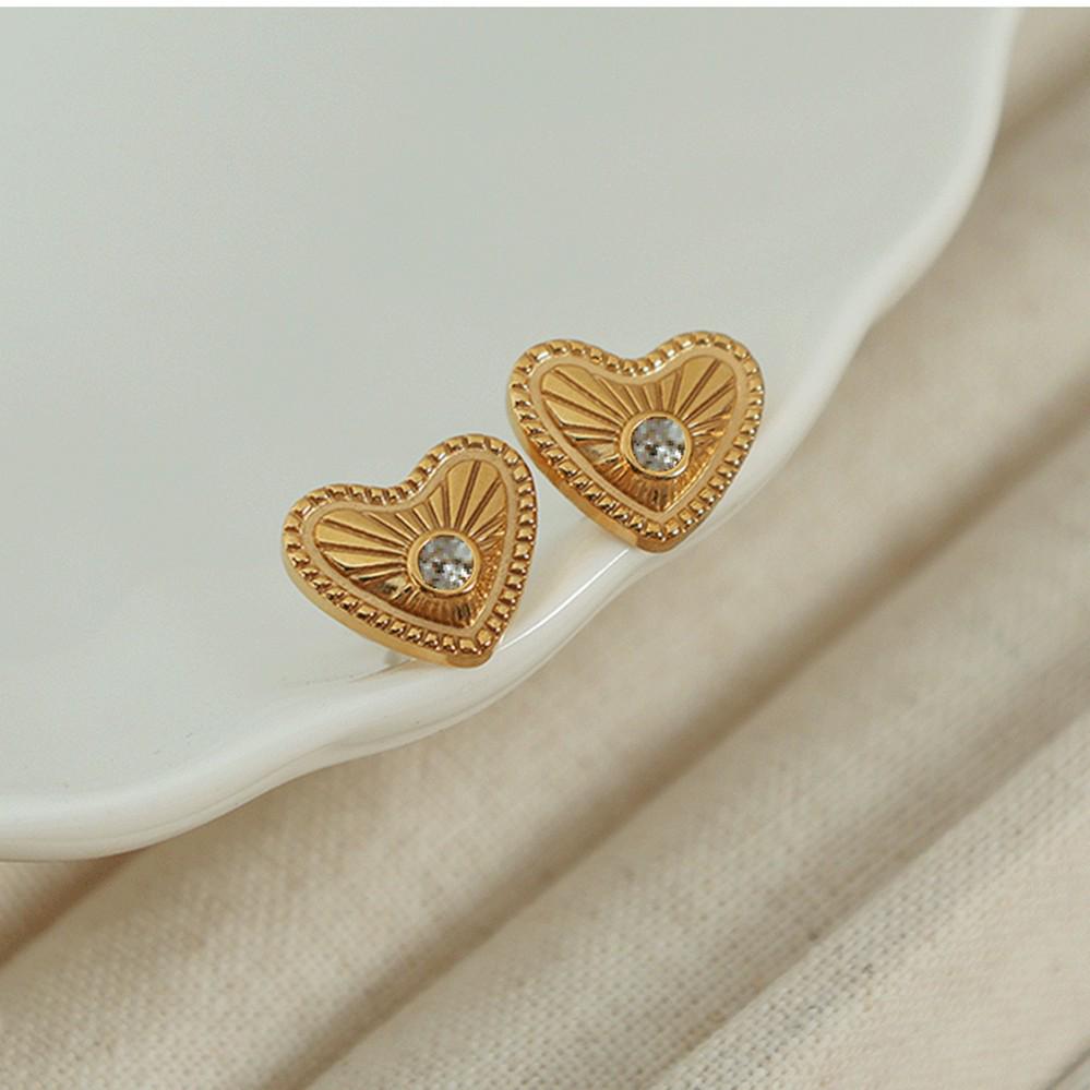 Exquisite French Zircon Heart Stud Earrings: Cold Style Titanium Steel Fashion Jewelry