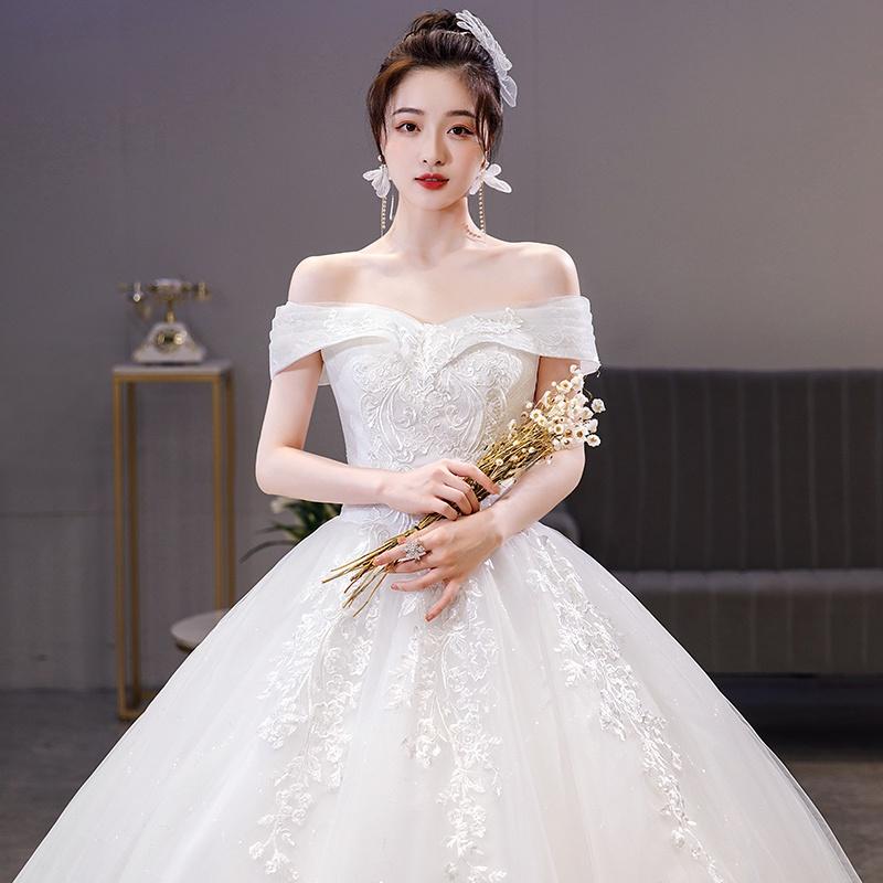 Svatební šaty ve stylu dvora s odhalenými rameny – Elegantní francouzské lehce luxusní svatební šaty s dlouhou vlečkou