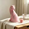Minimalistische Rosa Katze Harzfigur Dekorative Skulptur Ornament mit Goldenen Ohrakzenten für Zuhause Wohnzimmer Tischplatte Display