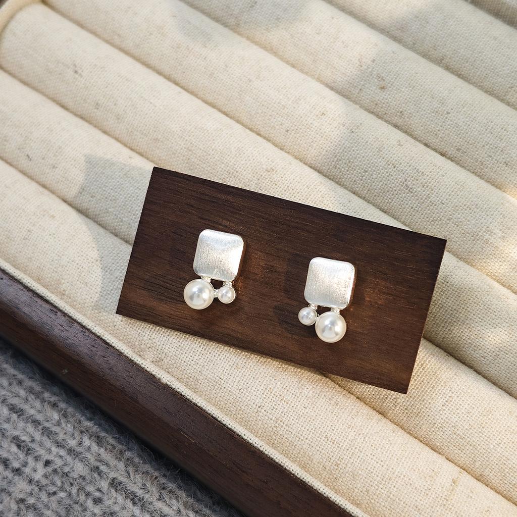 Vintage Geometric Earrings with Simple High-End Round Charm and Wire Drawing Metal, Perfect for Any Occasion