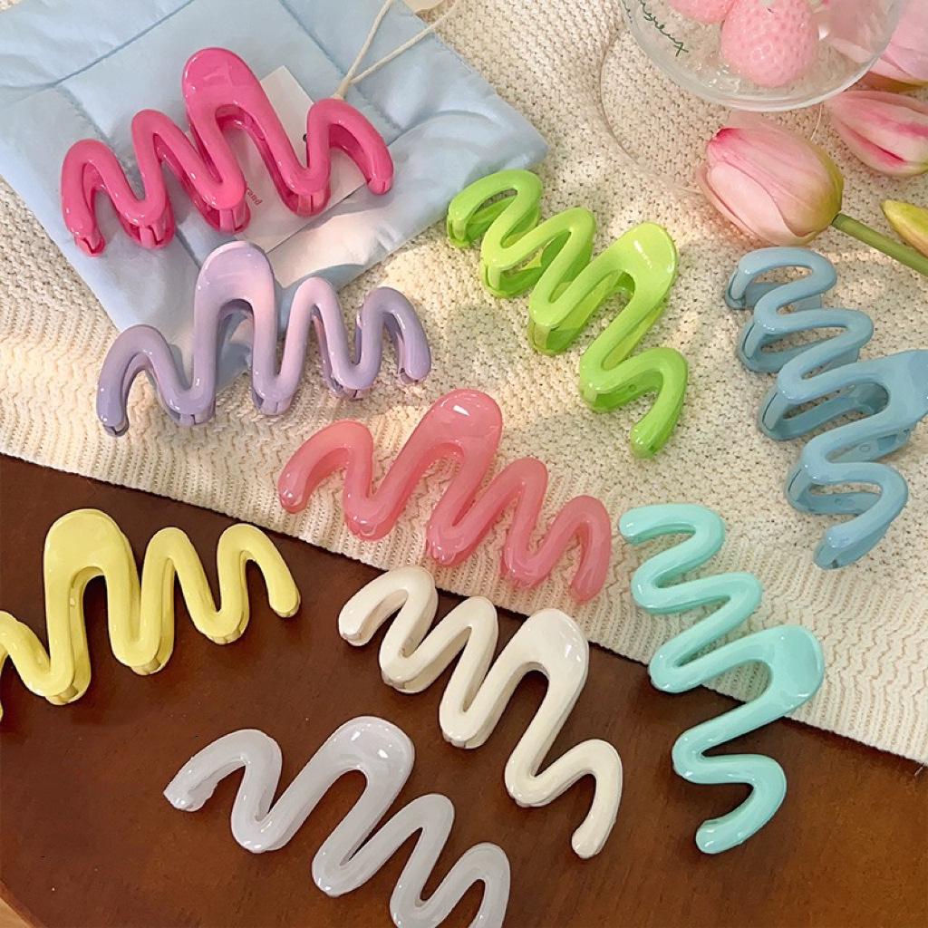 

Cream Jelly Wavy Hair Claw Clip - High-End Women s Updo Accessory