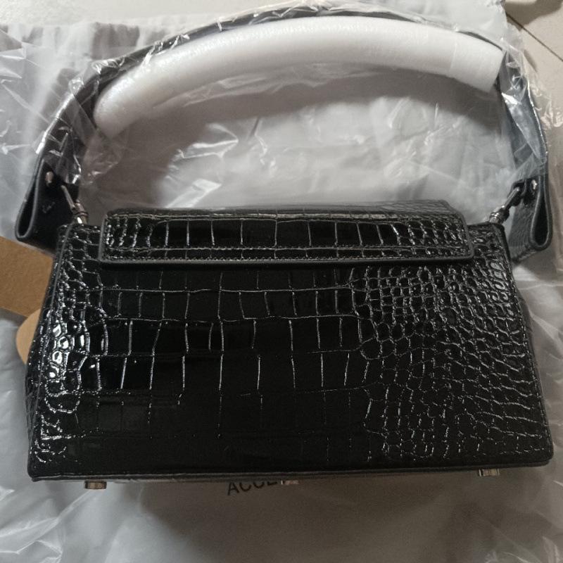 Bolsa Cruzada de Cuero Patentado Estilo 'Hot Girl' Saturno Cocodrilo Baguette Primavera 2025