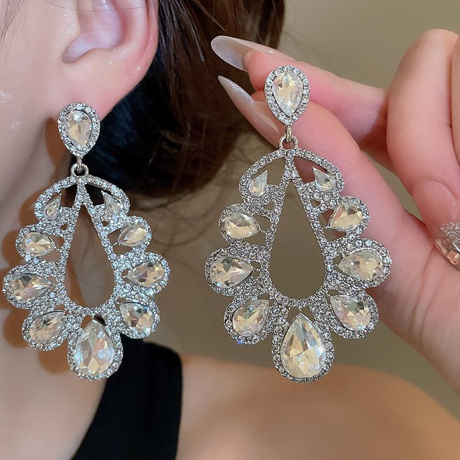 Silbernadel Strass Tränenohrringe: Luxuriöse, Modische, Hochwertige Hofstil-Stecker mit einem Individualistischen, Übertriebenen Design.