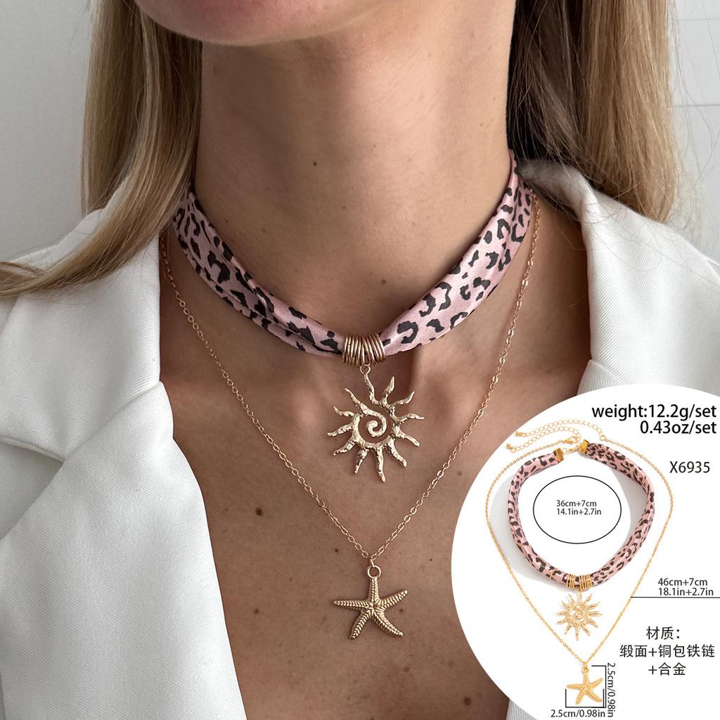 Sweet And Cool Spice Girl Leopard Print Silk Scarf Flannel Necklace, Exaggerated Metal Big Love Pendant Collarbone Chain