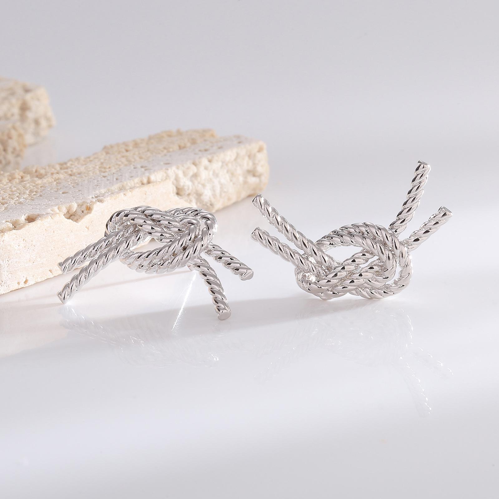 

Геометрические серьги высшего качества: Модный гонконгский стиль с бриллиантами