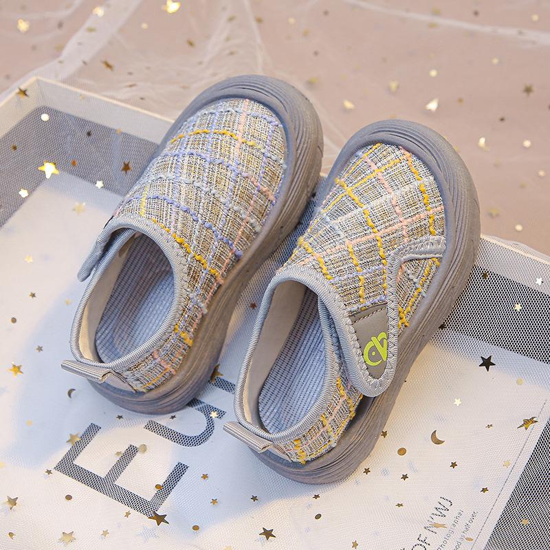 

Girls sports shoes 2025 summer new kindergarten versatile indoor shoes boys breathable shoes baby fashion 25 темно-серого
