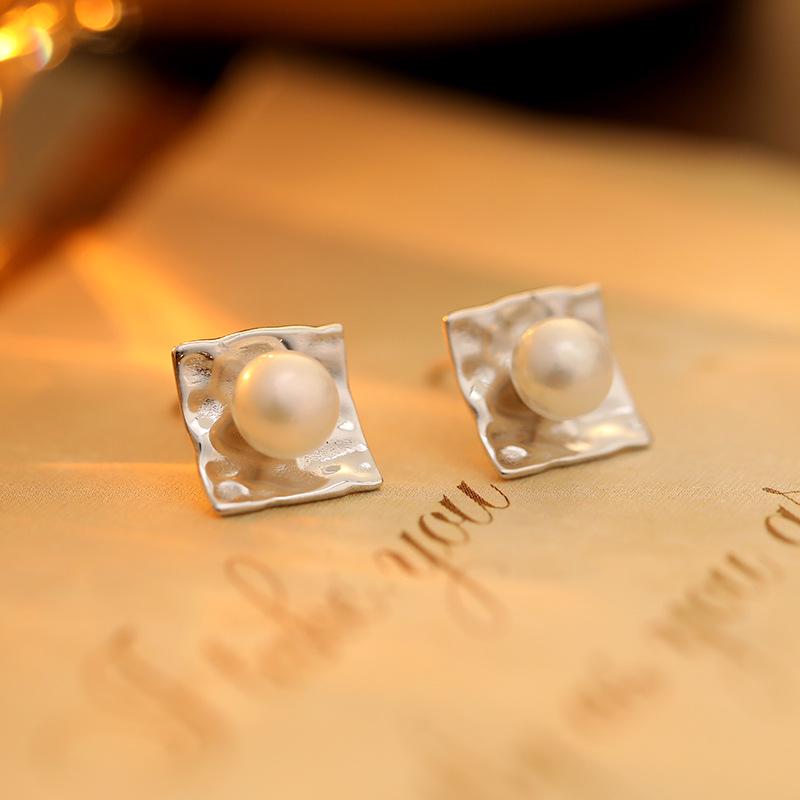 Banyan Tree S925 Silver Geometric Shell Pearl Earrings - Korean Trendy Niche Style