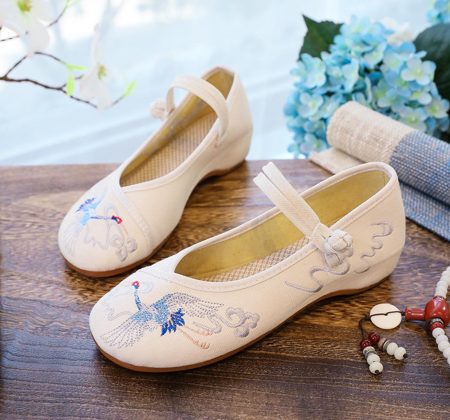 

Women s Canvas Crane Embroidery Slip-On Hanfu Shoes 37