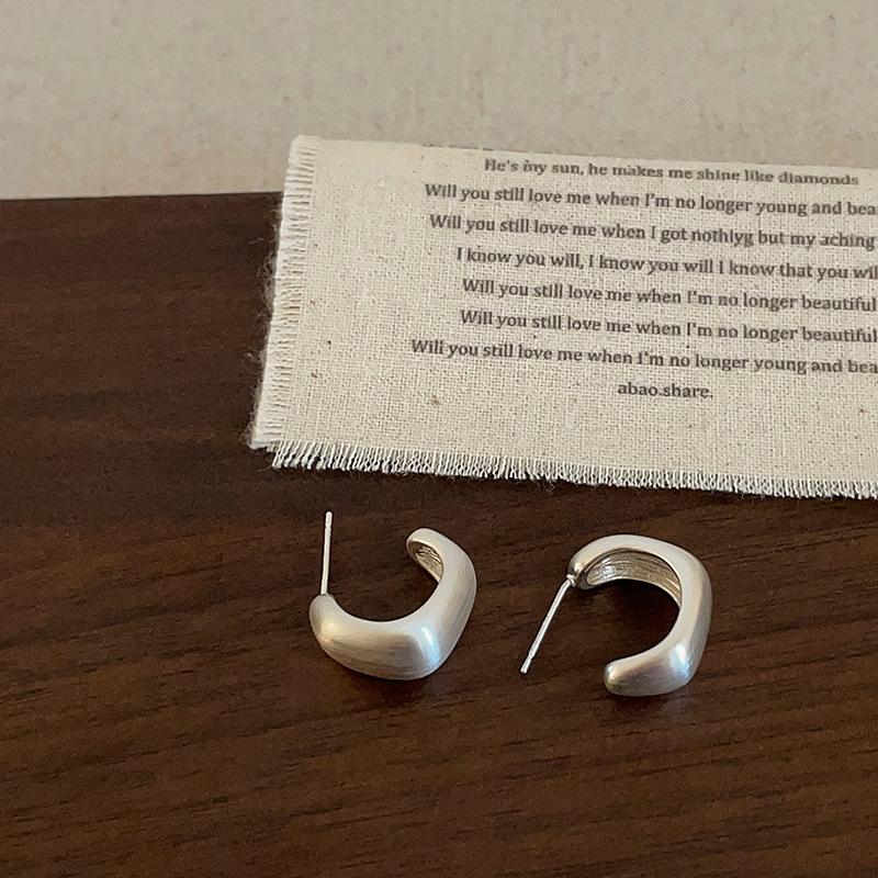 

Минималистичные геометрические серьги-пусеты из матового металла C-образной формы. Женские нишевые серьги в стиле холодного ветра, с высоким чувством моды и универсальные.