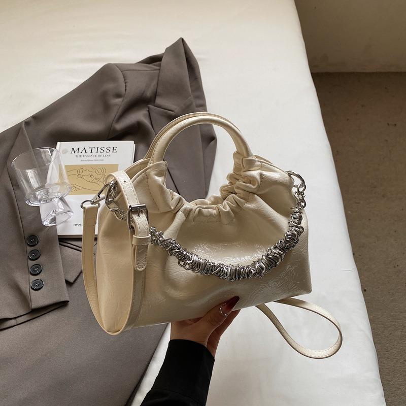 

Модный тренд, нишевый дизайн, маленькая квадратная сумка, весенняя новинка, популярная сумка-облако с цепочкой, PU Premium Sense, женская сумка на плечо, подарок на день рождения подруги бежевый