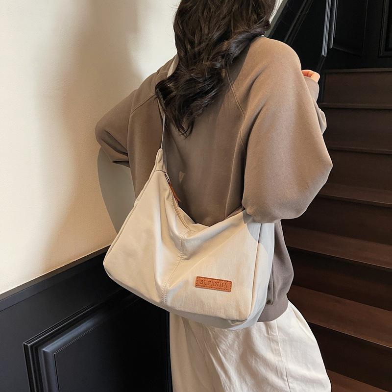Niche design bag new trendy fashion shoulder bag simple 2025 solid color leisure commuting large capacity tote bag