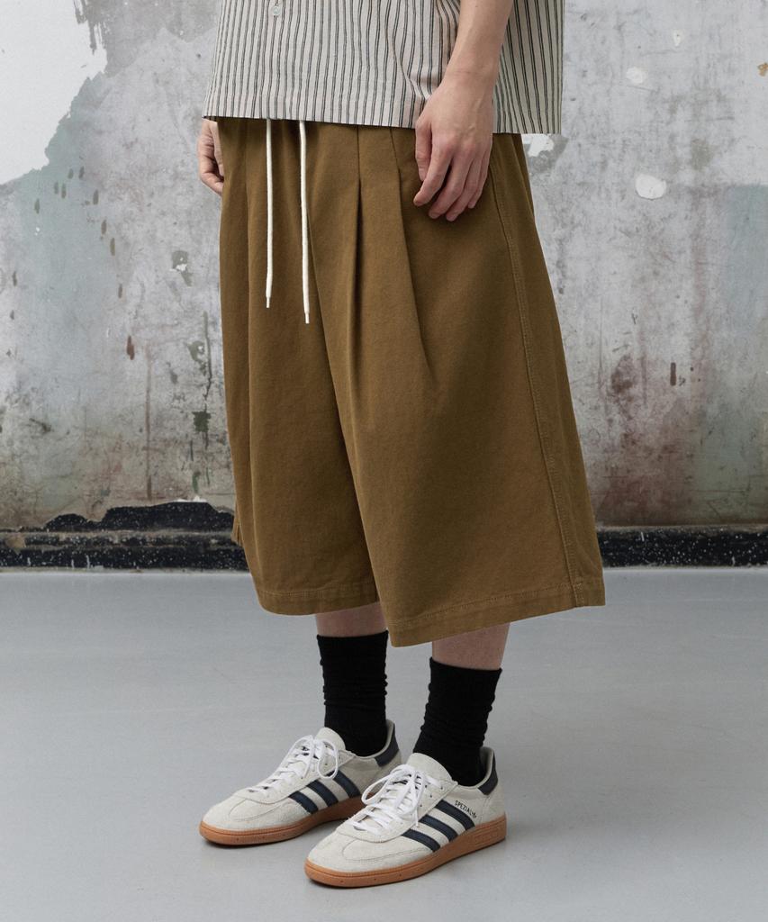 AGOD Double-Pleated Elastic String Bermuda Shorts [Brown]