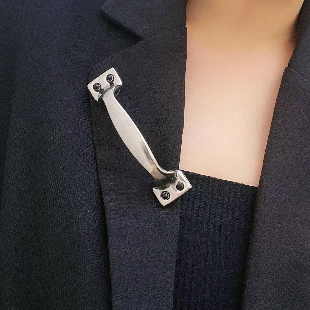 

2pcs Breastpin Doorknob Brooch Creative Door Handle Pin Exquisite Suit Corsage 2pcs