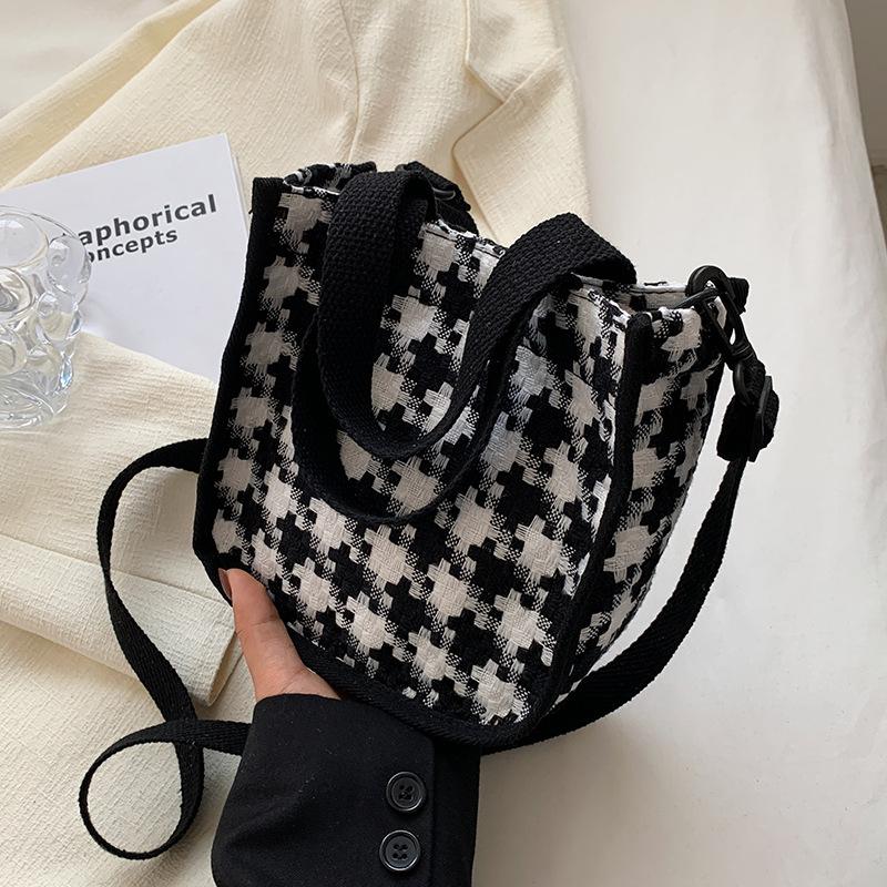 

Internet celebrity hand carry portable canvas bag women 2025 summer new Korean version ins fashion out shoulder messenger bag чёрный