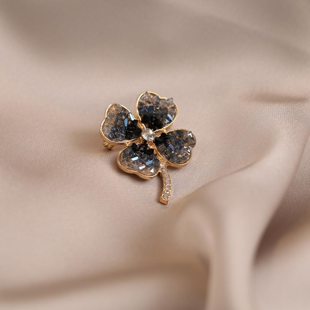 Vierblättriges Kleeblatt Imitationskristall Brosche Ist Ein Vielseitiges Accessoire für Damenanzugmäntel