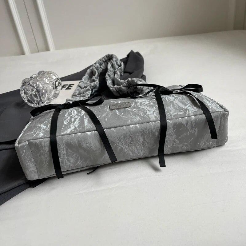 Серебряные сумки на ремне из искусственной кожи с большим бантом для женщин — фото 9