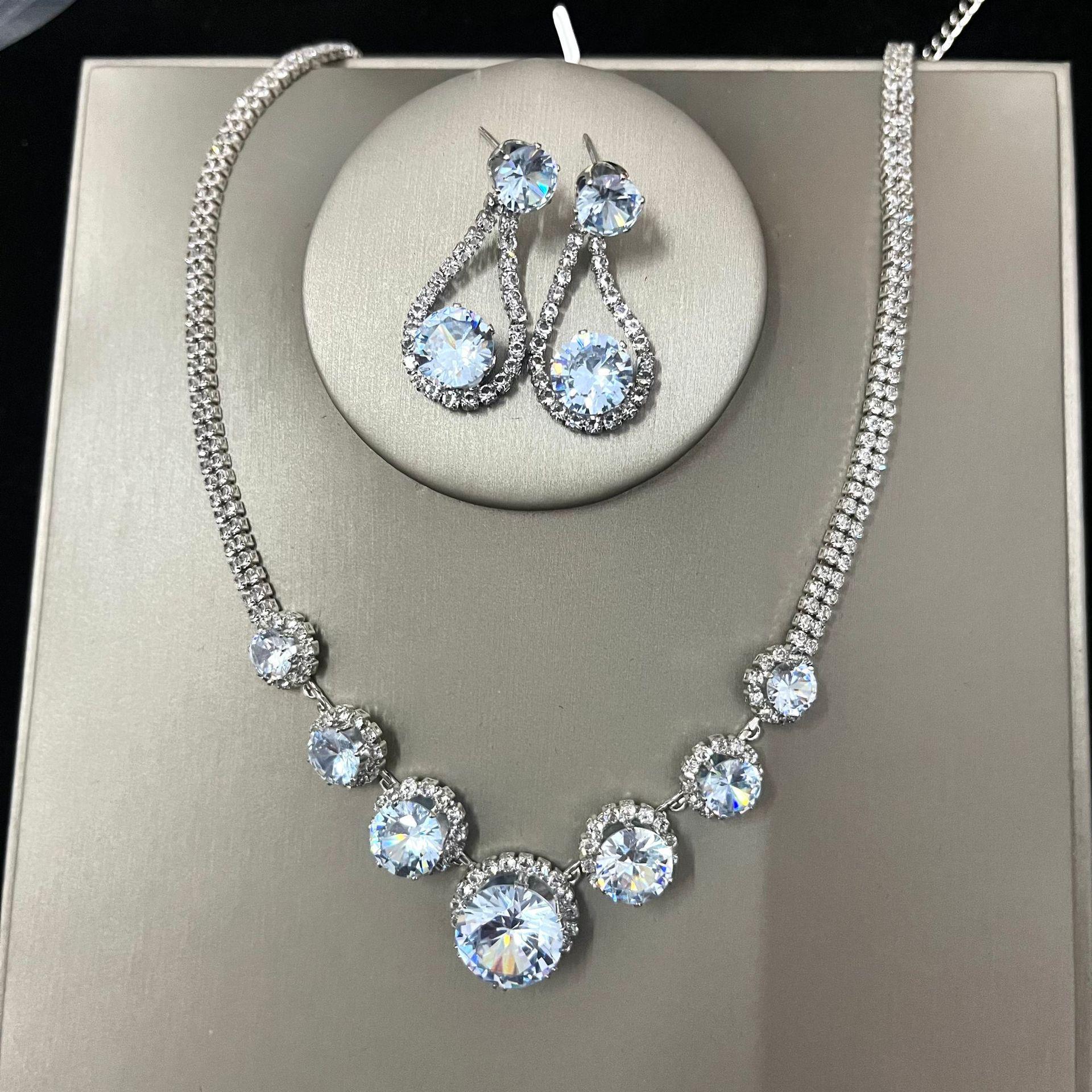 Zirconia Necklace for Women: Light Luxury Clavicle Chain, High-End Fashionable Neck Accessory серебряный