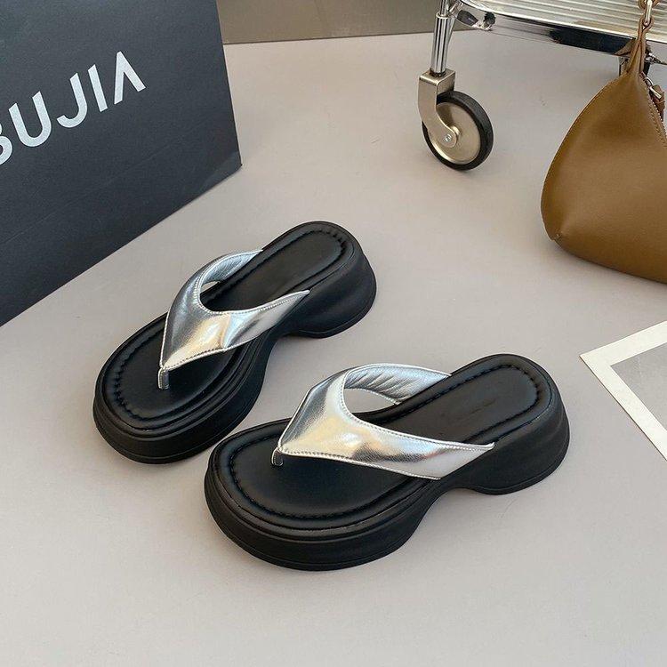 Cool Slippers Women's Summer Wear 2025 New Versatile Casual Non-slip Beach Sandals Lazy Fashion Thick-soled Flip-flops