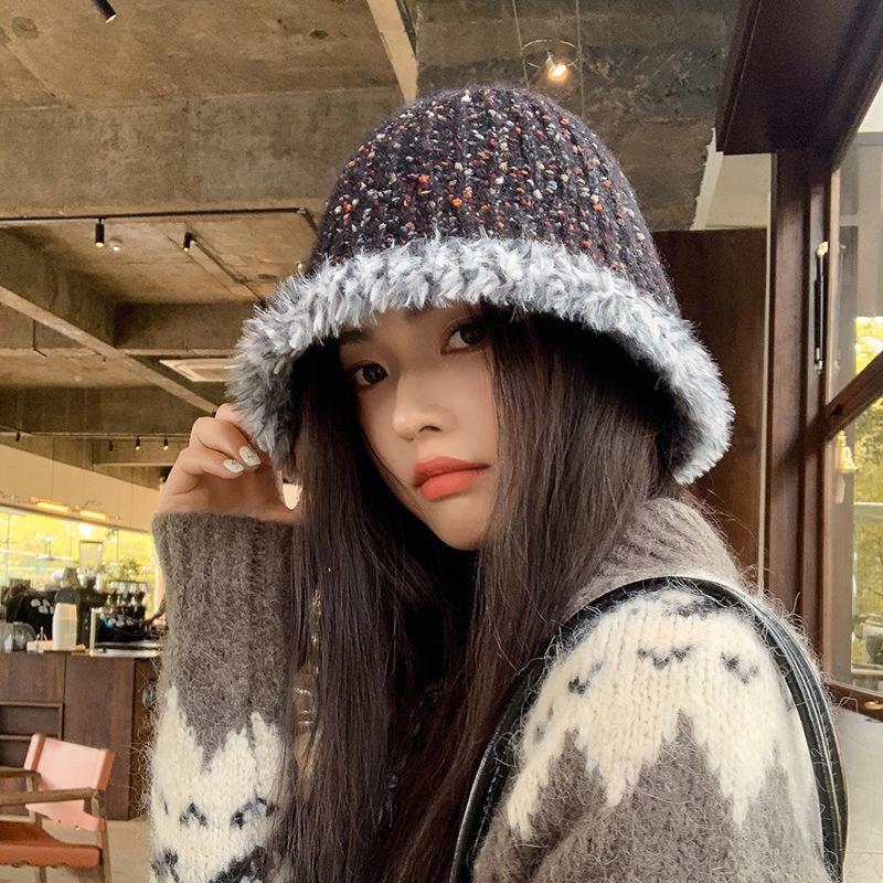 

Жіноча зимова смугаста плюшева в язана шапка із захистом для вух і малюнком, що демонструє обличчя чорний