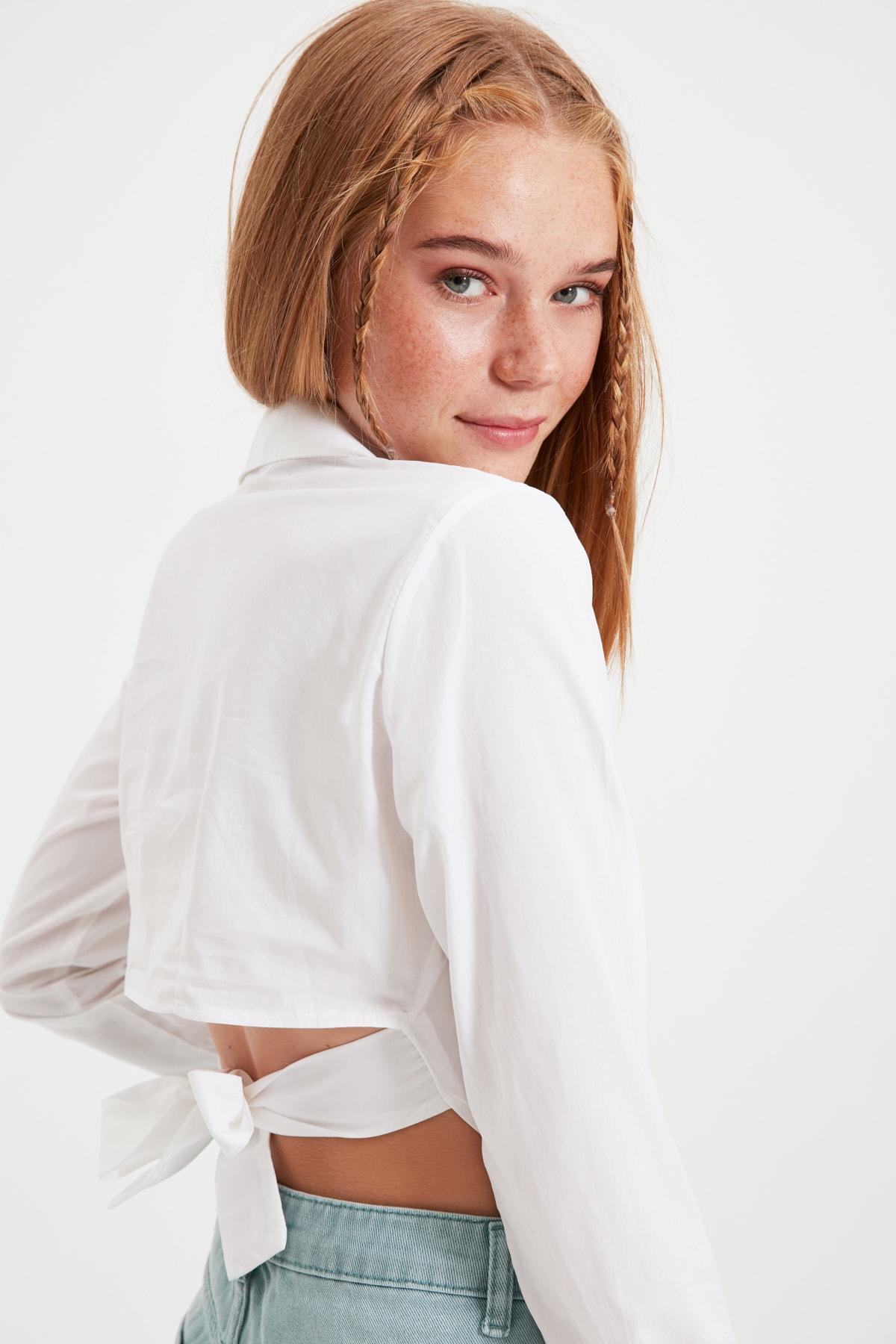 

Рубашка из хлопковой ткани цвета экрю с укороченной спиной TWOSS21GO0167..