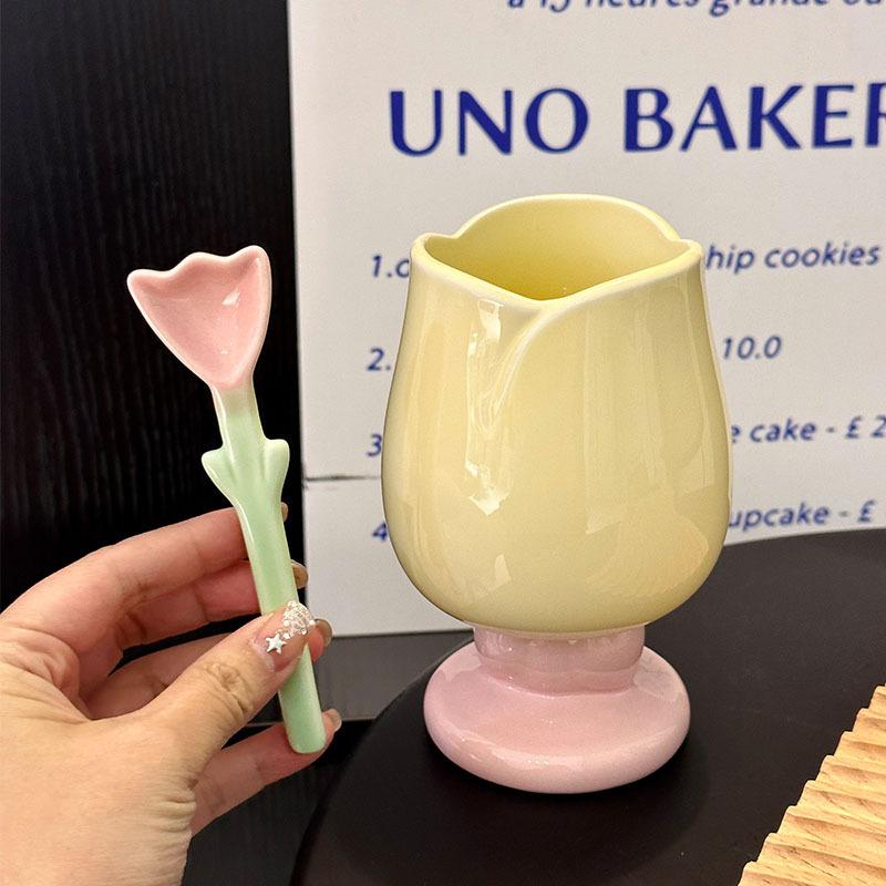 Matt Hochwertig Aussehender Keramikkelch mit Löffel Mädchenherz Tulpen Parfümbecher Heim Weinkelch Kaffeetasse