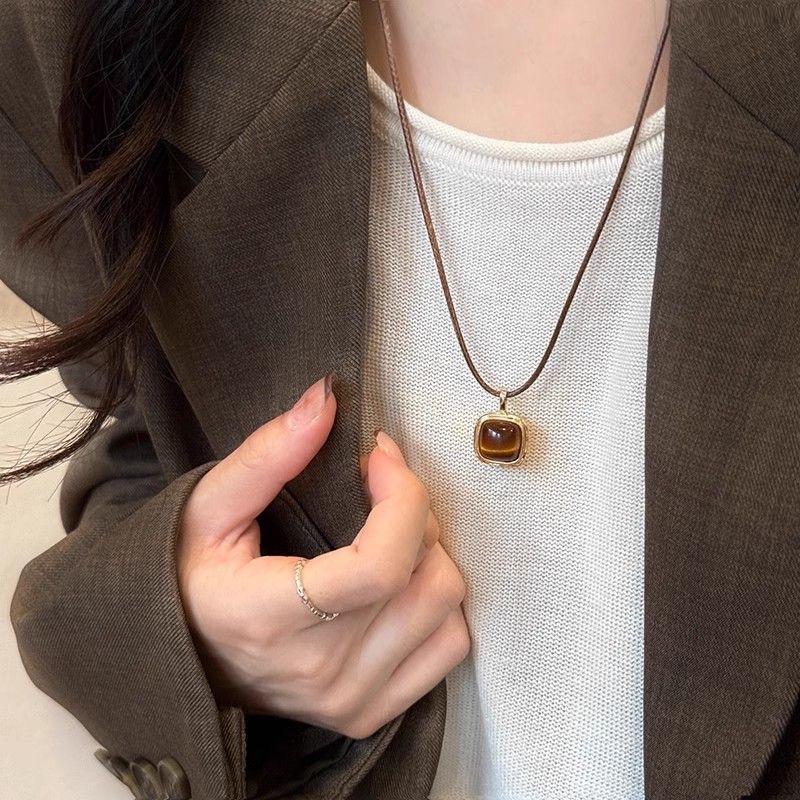 Autumn and winter tiger's eye stone leather rope pull necklace female Merad Yadan long sweater chain simple and fashionable collarbone chain