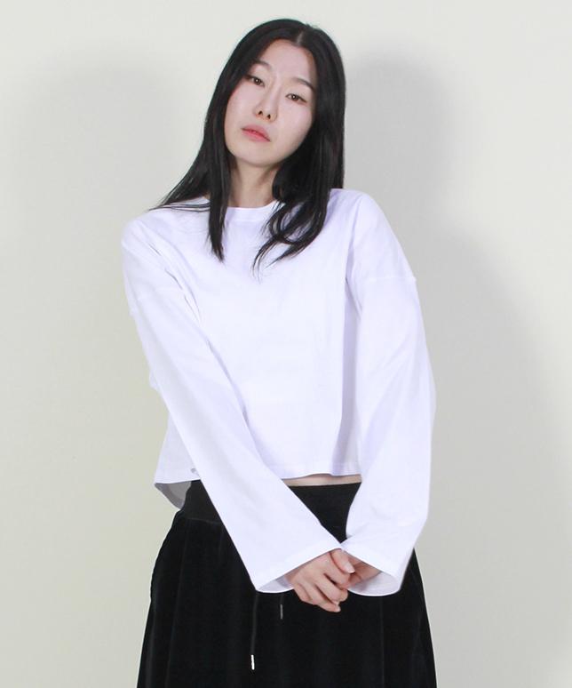 Deumakeu Oversized Semi-Crop Long Sleeve Tee White