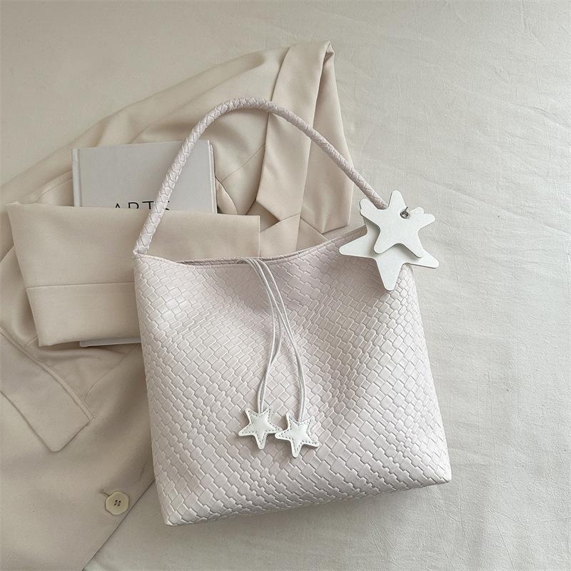 Popular super fire woven bag women's new highend shoulder underarm bag largecapacity commuter tote bag