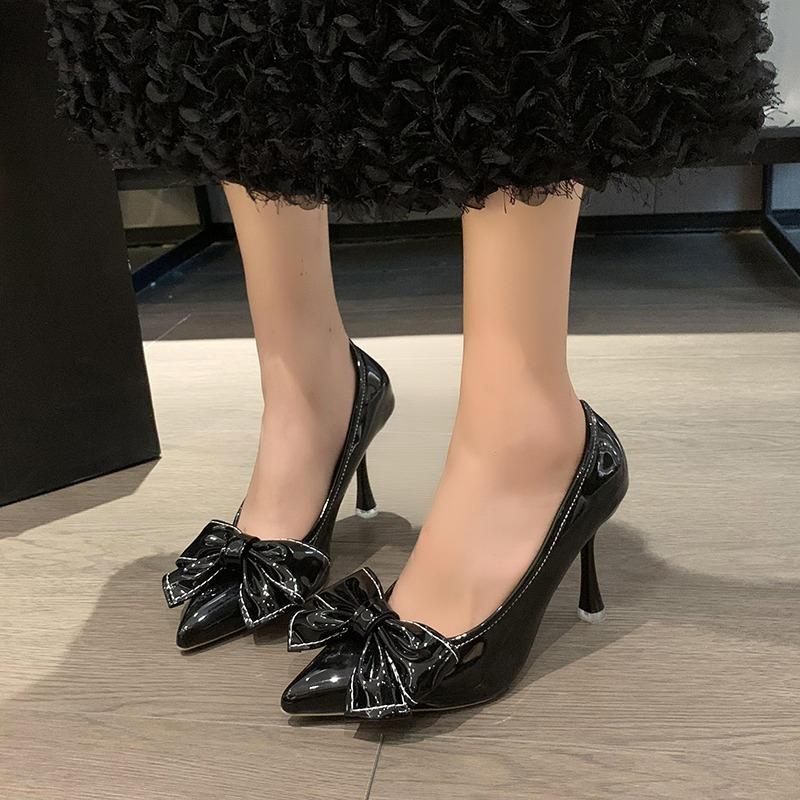 

2026 New Luxury Women s High Heels with Side Empty Thin Heels and Pointed Toes High Quality Temperament Lacquer High Heels 35 чорний