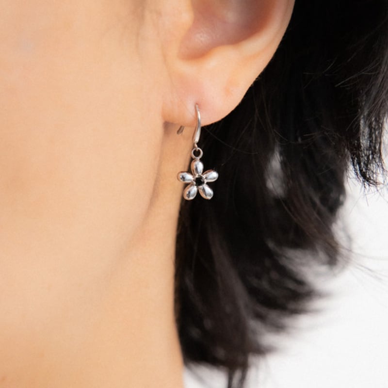 LingerPiece Black and silver flower earring